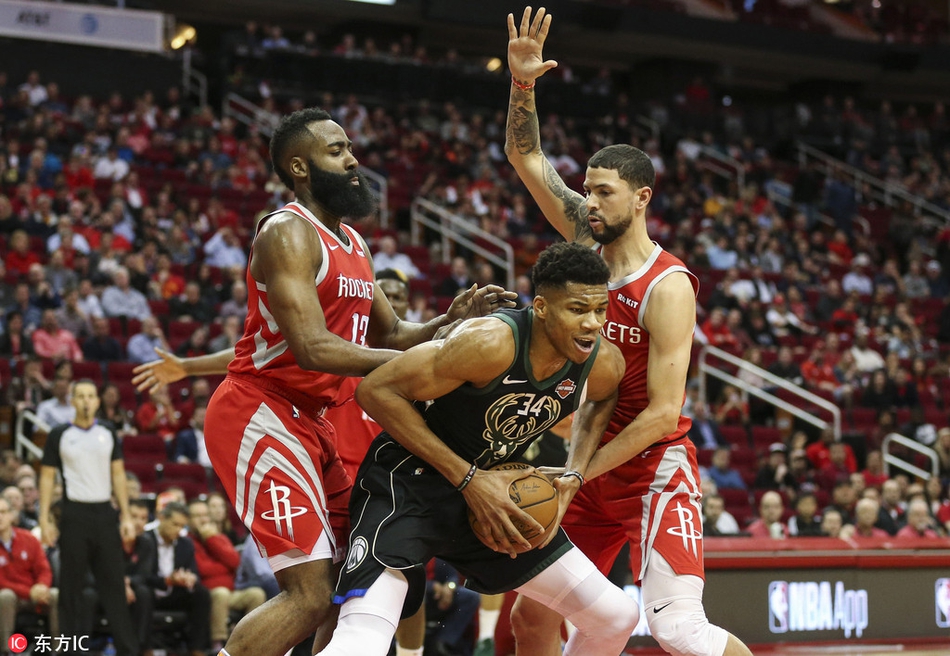 HLV Milwaukee Bucks chia sẻ cách trị James Harden: Quan trọng là vị trí đặt tay